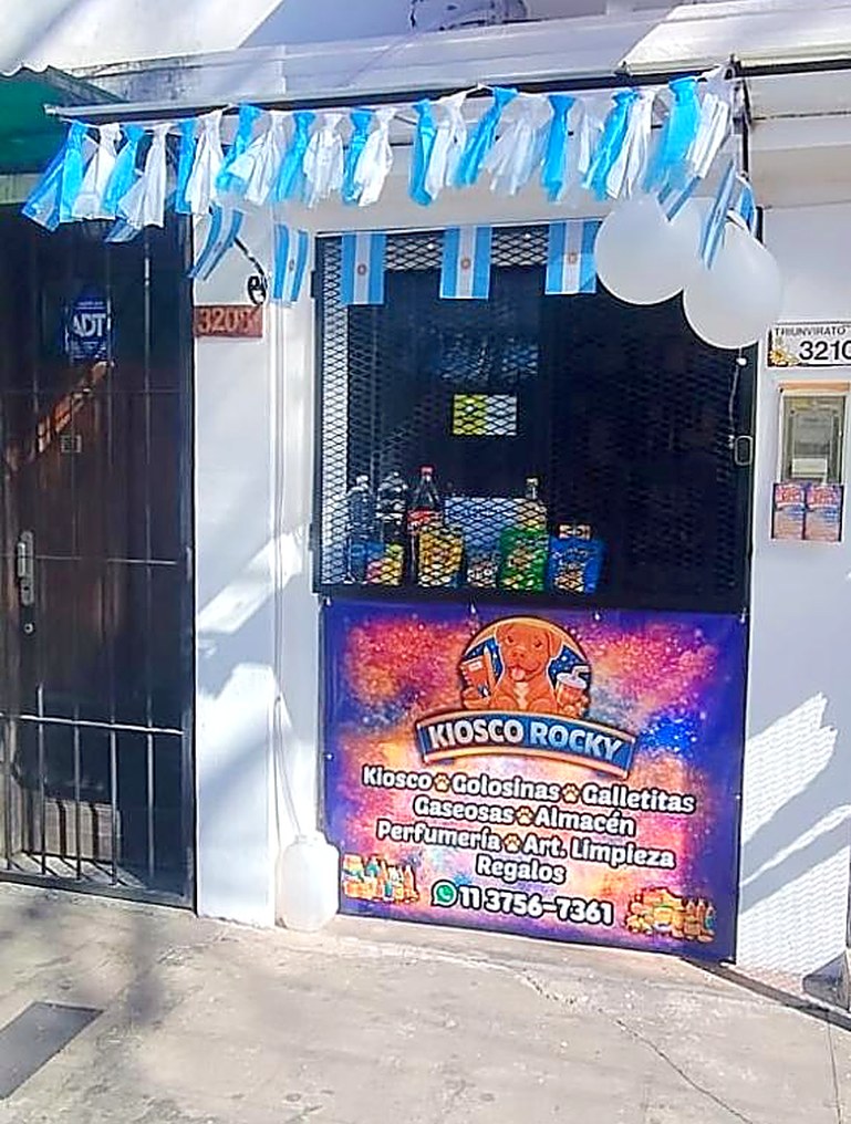 El frente del Kiosco Rocky en Triunvirato 3210, con su cartel y la vidriera